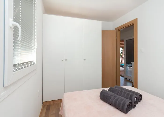 Mobile Sea Shell Holiday home Pasman